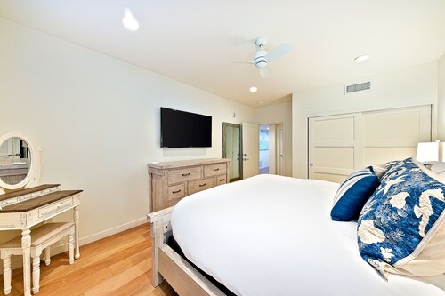 Stunning Luxury Oceanfront Condo, Steps to Sand w/ Views