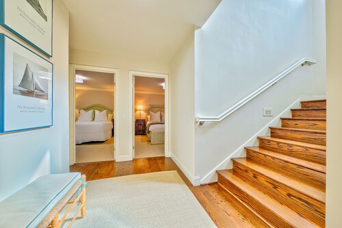 Beautiful Home Close to Windansea Beach w/Ocean Views, & Free WiFi