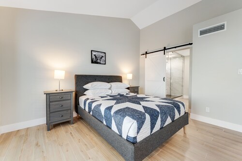 Dog-Friendly Upscale Remodel with Private Pool, Central AC and High-Speed WiFi