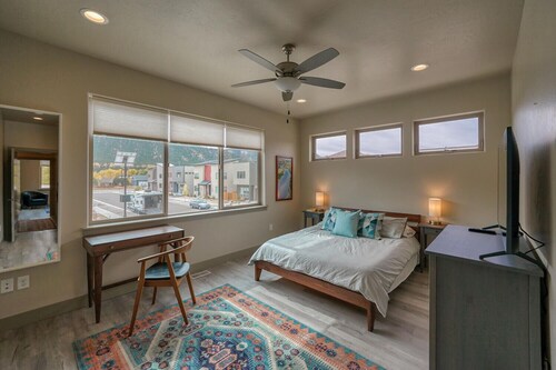 Ponchita House- 6 beds, 6 baths! Located in the Crossroads of the Rocky Mountains