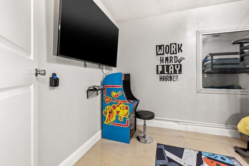 Stadium Home Near Airport & Major Attractions