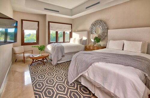 PRIVATE SANCTUARY EXCLUSIVE WATERFRONT 4 BDR VILLA STAFF POOL BEACH ACCESS