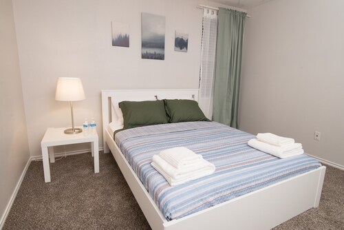 King bed FREE wifi, parking Cozy Rustic farmhouse