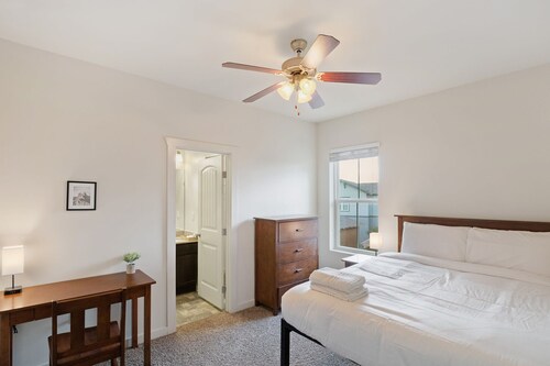 Spacious Texas Staycation w/ Fitness Center + Kitchen