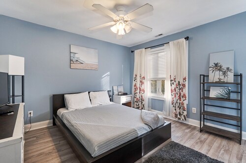 Beautiful Three-Level Townhome One Block From The Beach