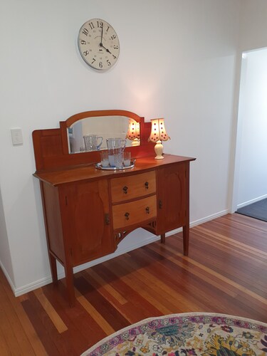 Red Door Retreat - entire comfortable family home