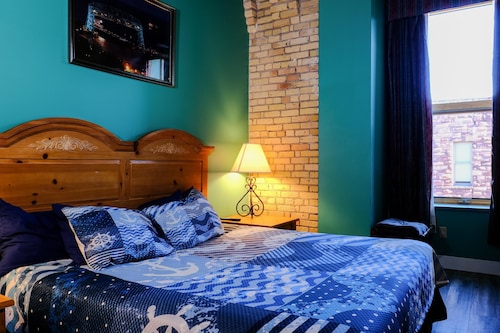 Fitzgerald Suite - 2 bdrm, 2bath remodeled, in the historic Suites Hotel, w/ access Sauna/Pool/Gym