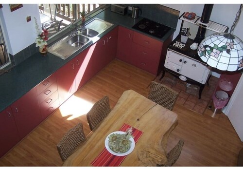 3br home with views within private bush land retreat