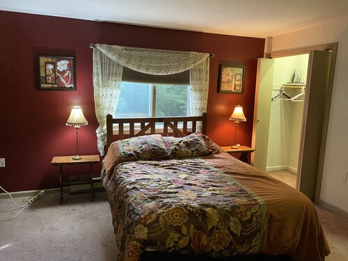 2 bedroom condo close to hiking and attractions.
