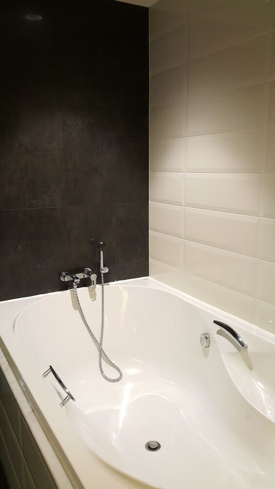 Deep Soaking Bathtub