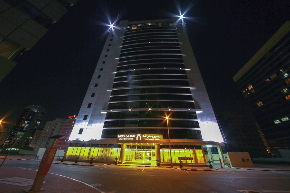 Hotelfassade am Abend/bei Nacht