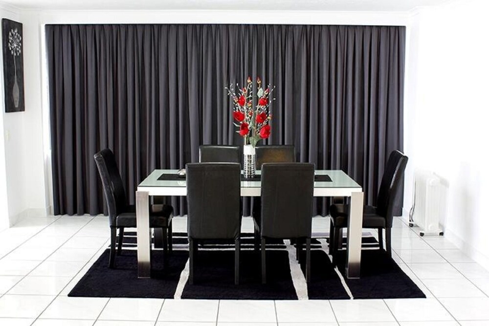 Restauration dans la chambre (Appartement, 2 chambres)