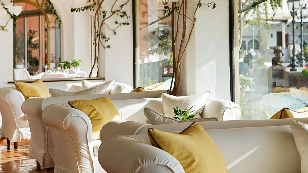 Hotel Lounge