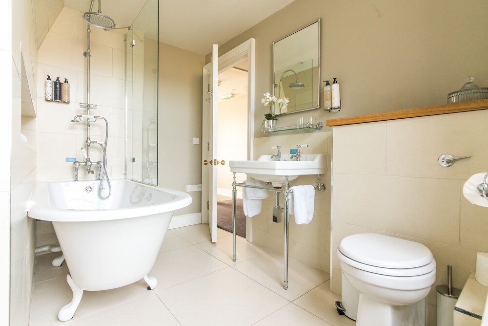 Deluxe Suite, 2 Bedrooms - Bathroom