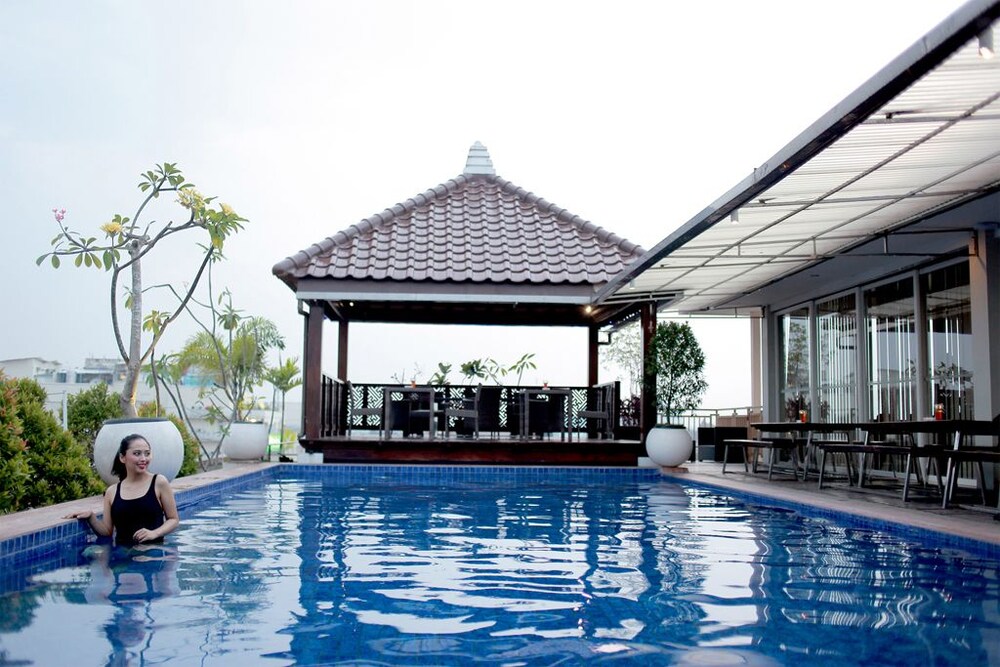Kolam Renang Luar Ruangan