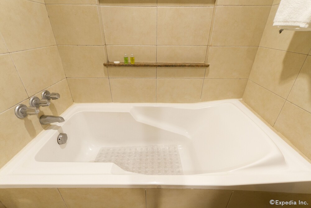 Deep Soaking Bathtub