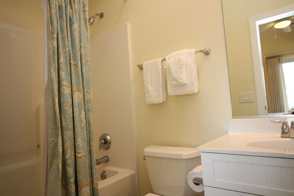 욕실 샤워 시설 (Cambridge Cove 3 Bedroom Deluxe)