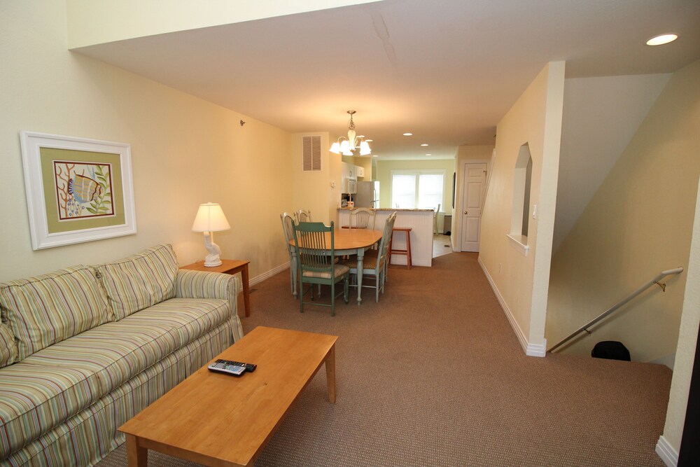거실 공간 (Cambridge Cove 3 Bedroom Deluxe)