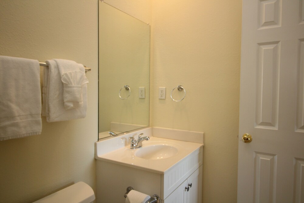 욕실 세면대 (Cambridge Cove 3 Bedroom Deluxe)