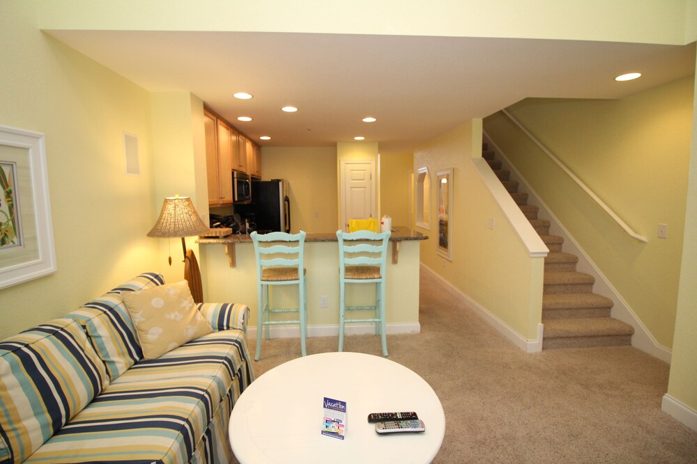 거실 공간 (Cambridge Cove 2 Bedroom Premium)