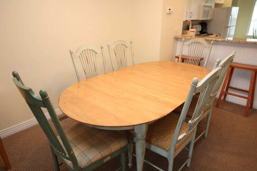 객실 내 식사 (Cambridge Cove 3 Bedroom Deluxe)