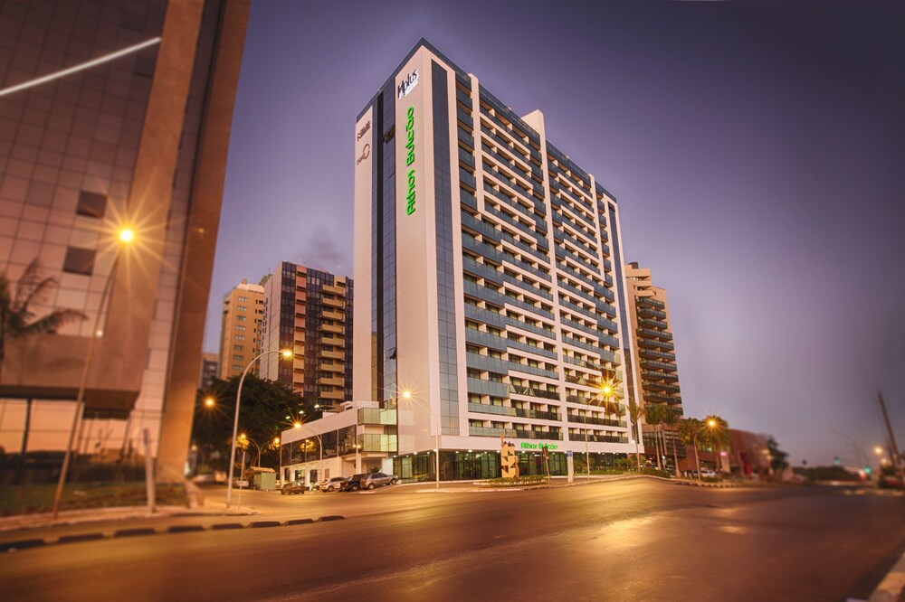 Fachada do hotel (à noite)