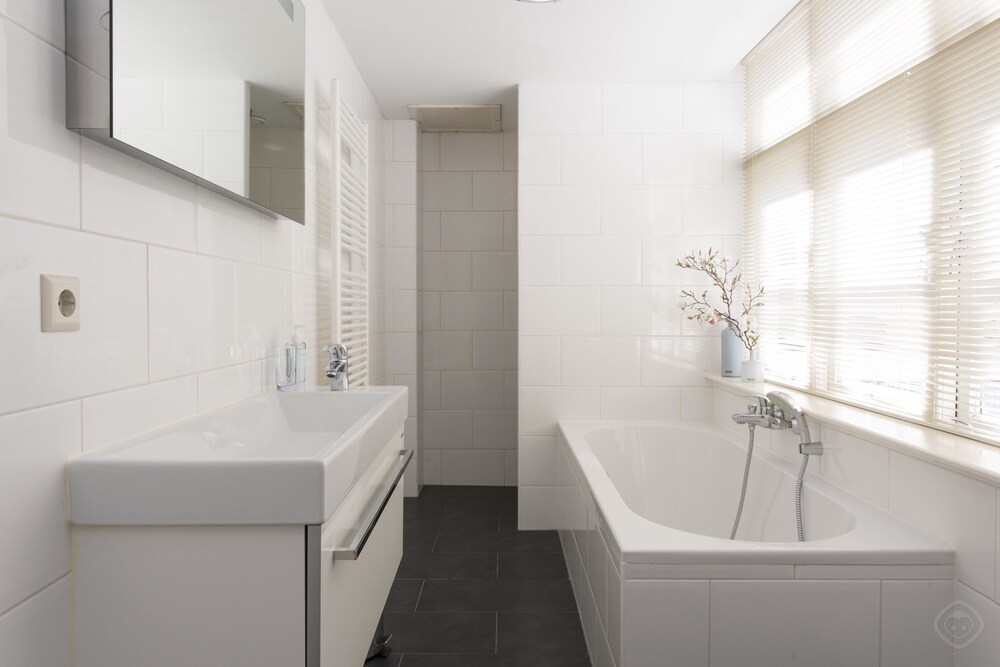 Apartment, 2 Bedrooms, City View - Bathroom