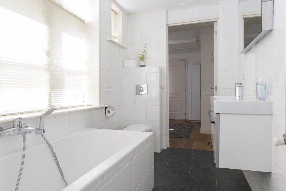 Apartment, 2 Bedrooms, City View - Bathroom