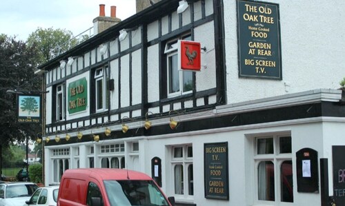 OYO Old Oak Tree Inn