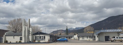 Pinecrest Inn & Suites