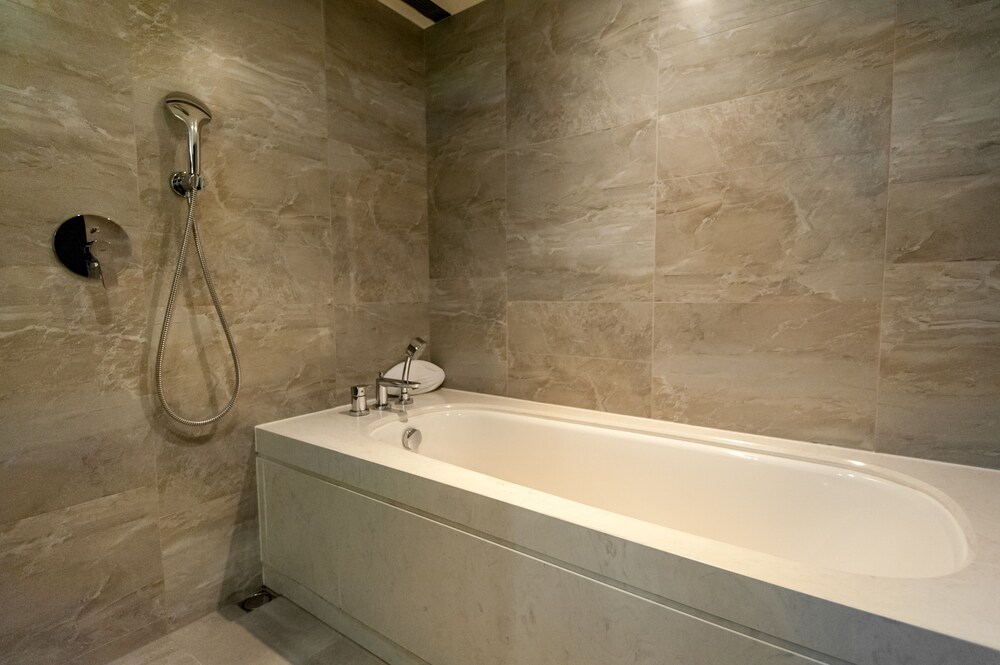 Deep Soaking Bathtub