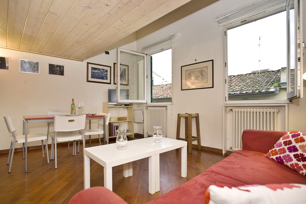 Apartment (Via San Gallo 1) - Guestroom