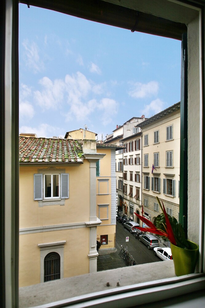Apartment (Via San Gallo 1) - Guestroom