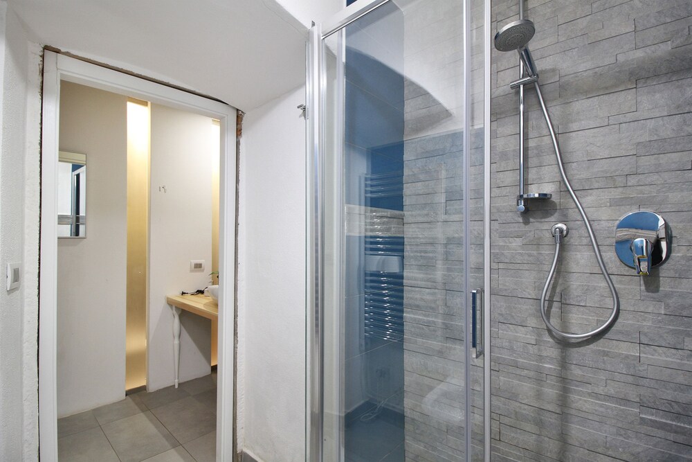 Romantic Apartment, 1 Queen Bed with Sofa bed (Via Pandolfini 28) - Bathroom Shower