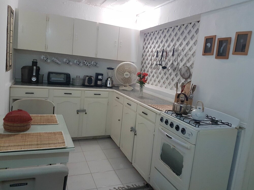 Red Coral Apartment - In-Room Kitchen