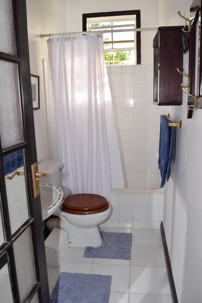 The Hummingbird Apartment - Bathroom