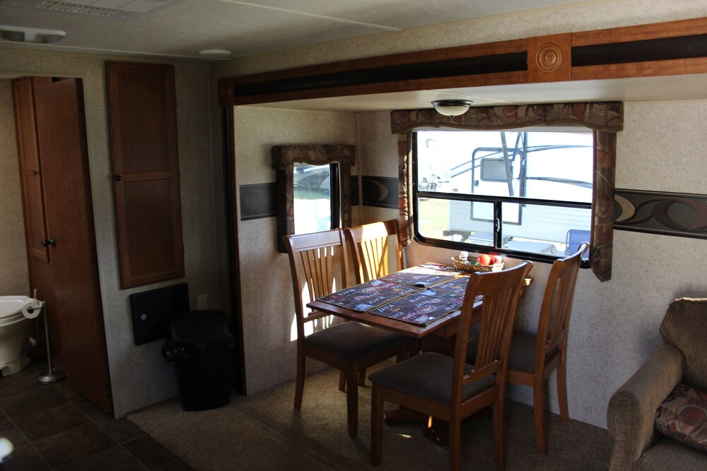 RV - In-Room Dining