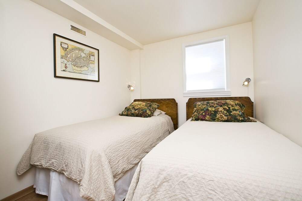 Executive Apartment, 3 Bedrooms, Garden Area (Spanish Banks) - Guestroom