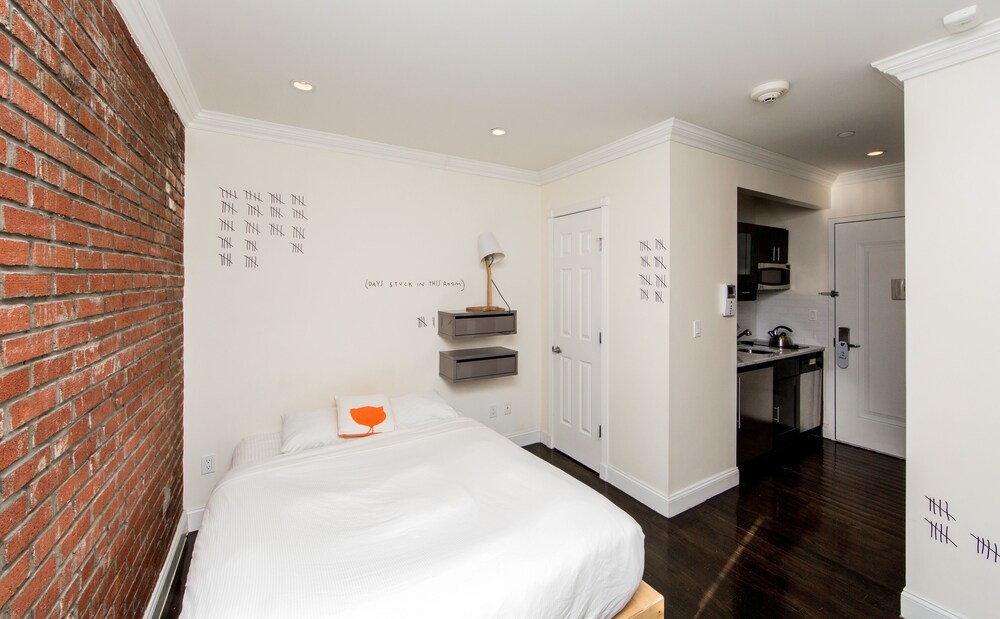 Studio, 1 Queen Bed, Kitchen - Living Area