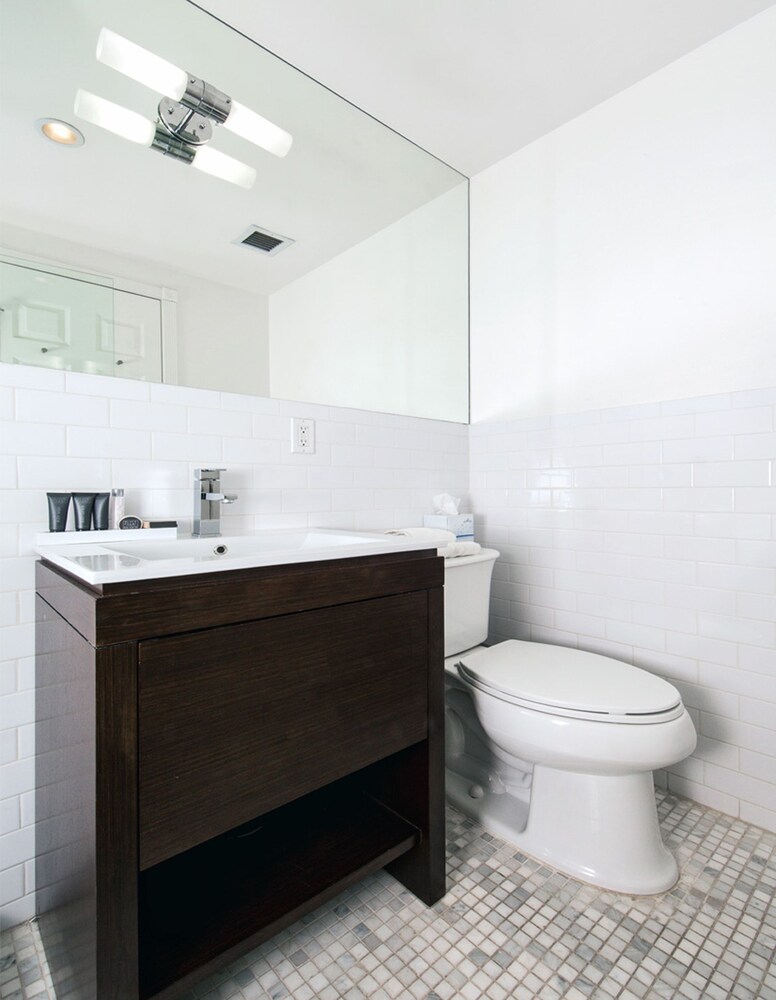 Studio, 1 Queen Bed, Kitchen - Bathroom