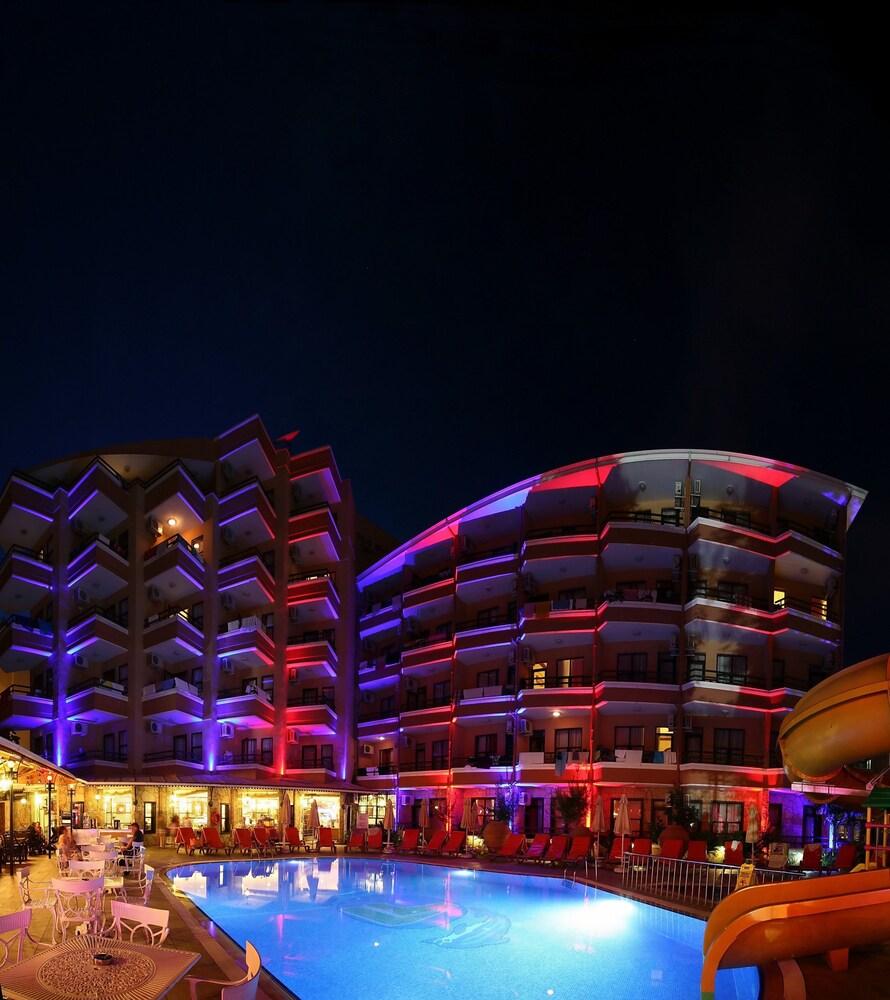 Hotelfassade am Abend/bei Nacht