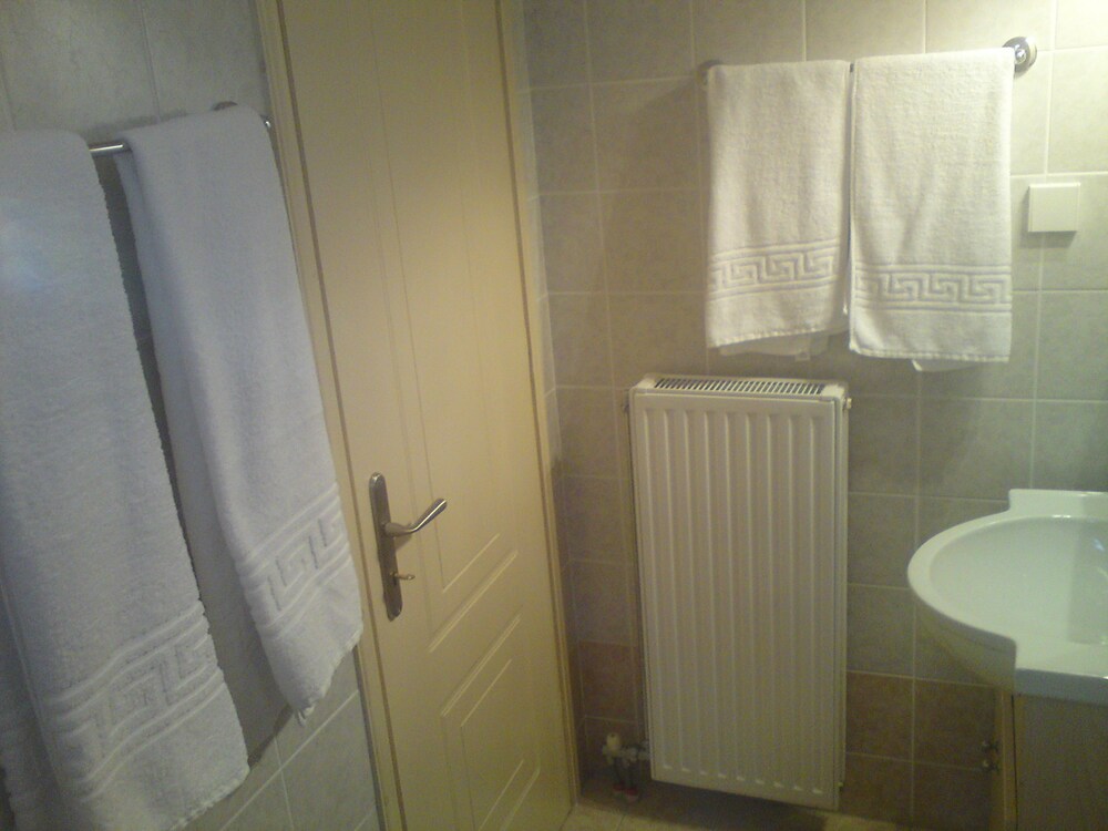 Studio - Bathroom