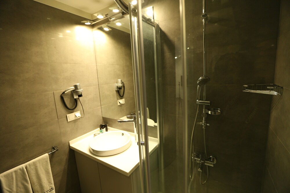 Deluxe Suite, Kitchenette - Bathroom