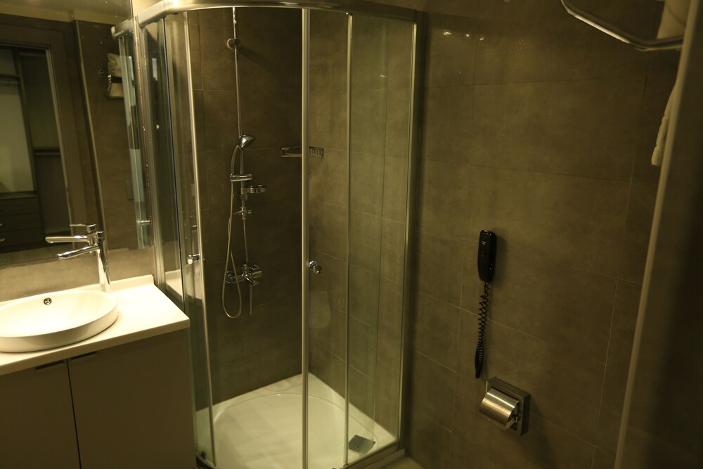 Deluxe Suite, Kitchenette - Bathroom