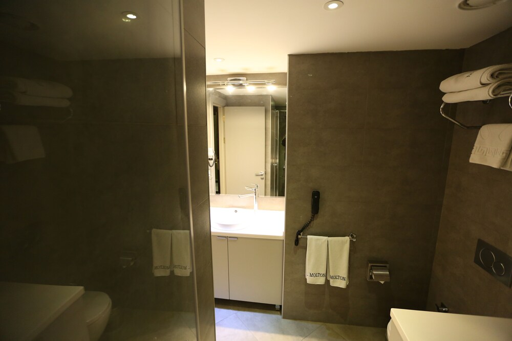 Deluxe Suite, Kitchenette - Bathroom
