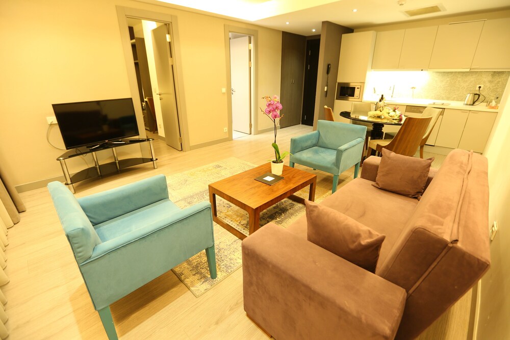 Deluxe Suite, Kitchenette - Living Area