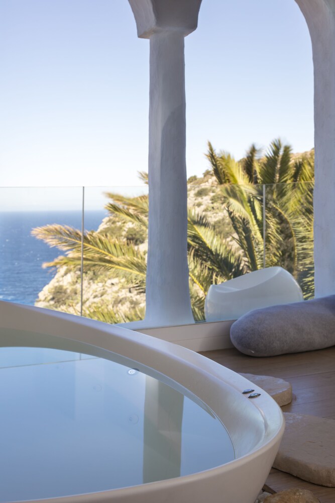 Deep Soaking Bathtub