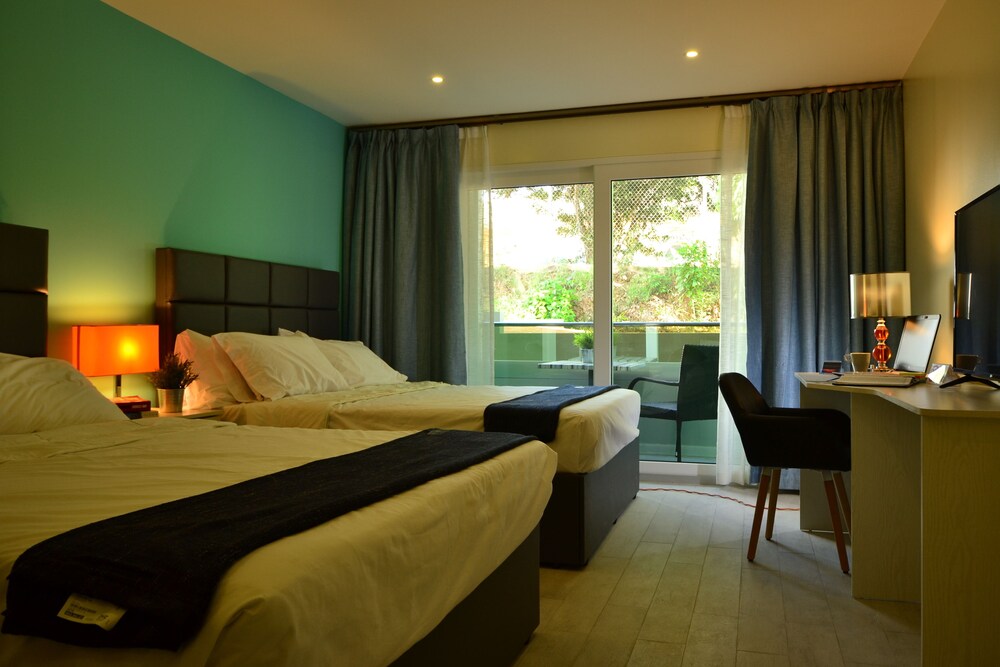 Queen Room - Featured Image