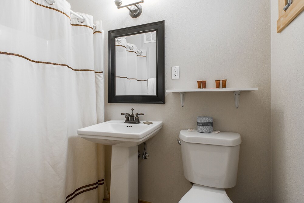 Bathroom, Coyote Mountain Lodge