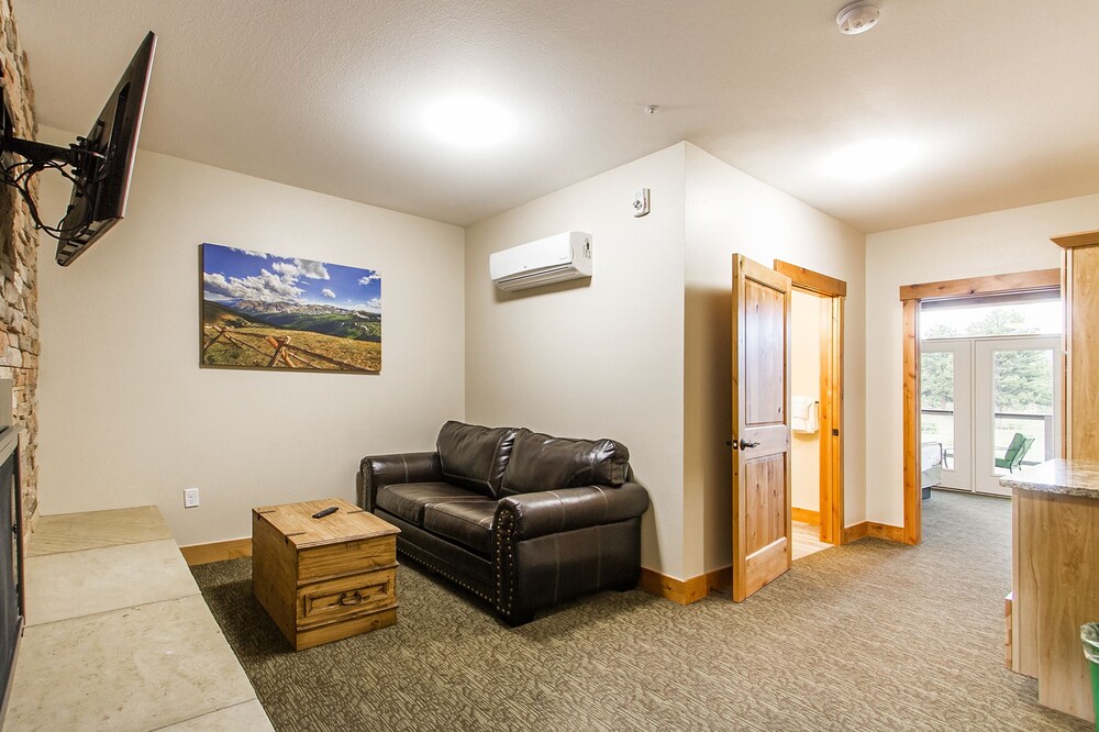 Room, Coyote Mountain Lodge